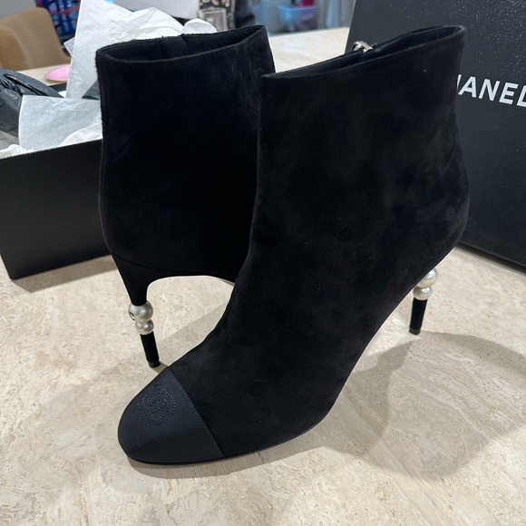 Brand new Chanel Booties in size 41.5 with pearl heel and suede. Never worn!! - Picture 5 of 6